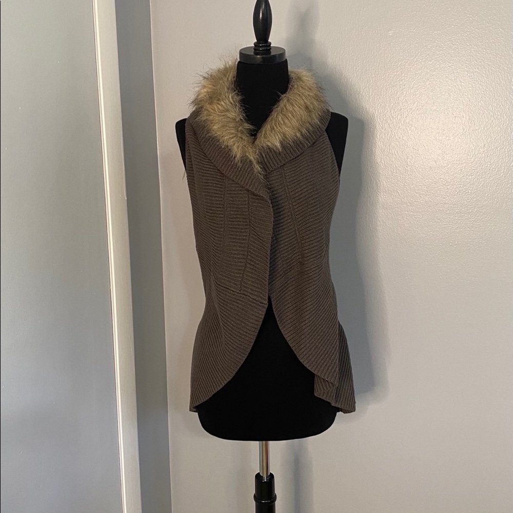 New Directions Sleeveless Sweater Faux Fur Collar